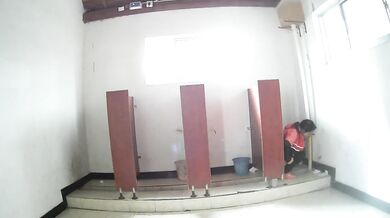 7月最新流出佼佼者厕拍系列苏州工业园电子厂女工宿舍女厕1镜4位置没有遇到美女